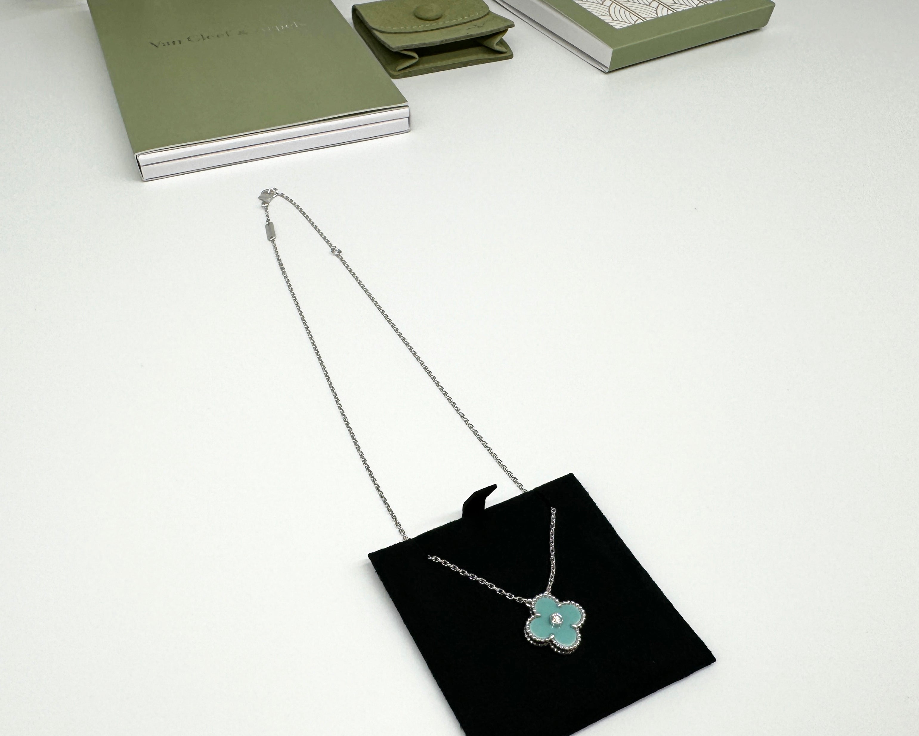 Van Cleef & Arpels Suspension de vacances vintage Alhambra