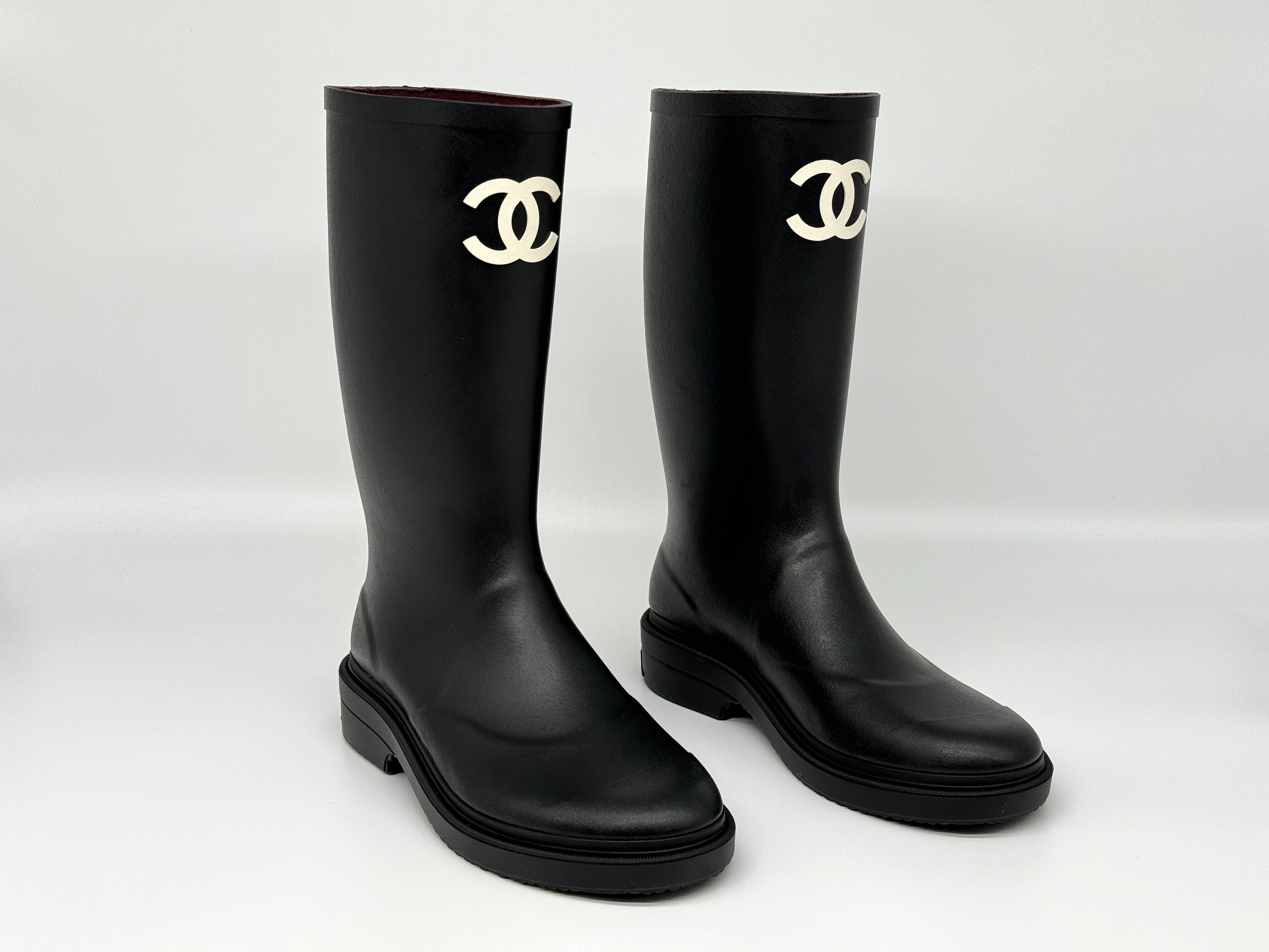 *CALIENTE* Botas de lluvia de goma Chanel